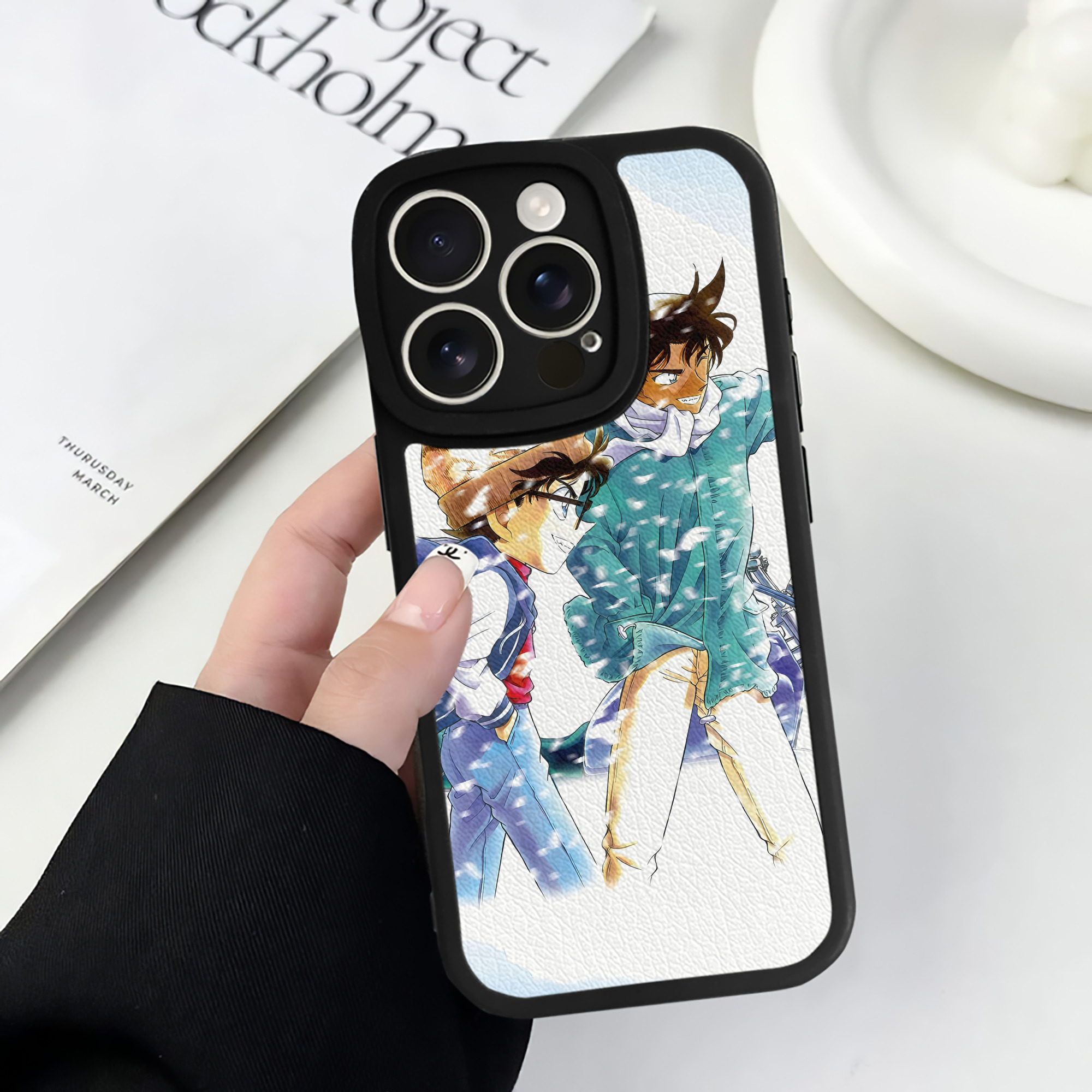 （画像用） 名探偵コナン Detective Conan 【iPhone 16シリーズ対応】シリコンスマホケース（レザー調） 材質：シリコン